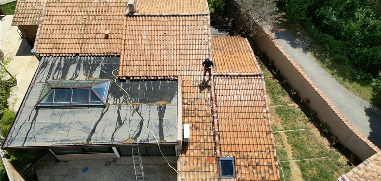 Avant / Après nettoyage toiture